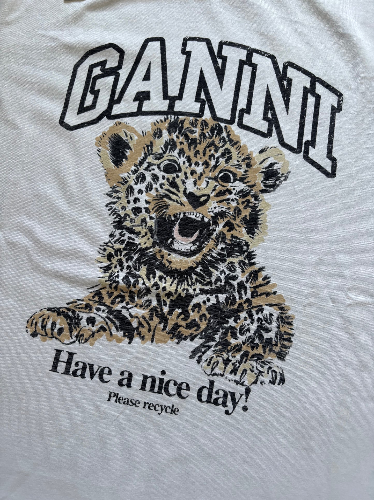 Ganni T-shirt – Leopardunge “Have a Nice Day!”